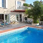 Magnificent In With Swimming Pool Szálloda 3*