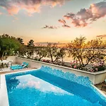 Magnificent In With Swimming Pool 3* Supetar