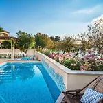 Magnificent In With Swimming Pool 3* Supetar