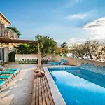 Szálloda Magnificent In With Swimming Pool