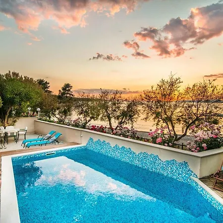 Magnificent In With Swimming Pool 3* Supetar
