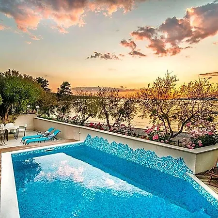 Magnificent In With Swimming Pool 3*