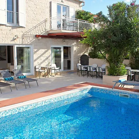 Magnificent In With Swimming Pool Hotell 3*