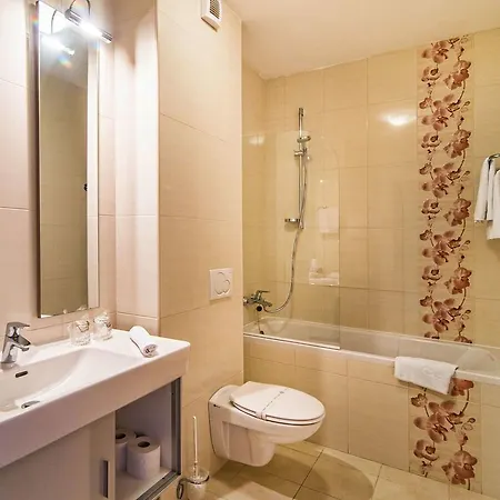 Magnificent In With Swimming Pool Hotell 3*