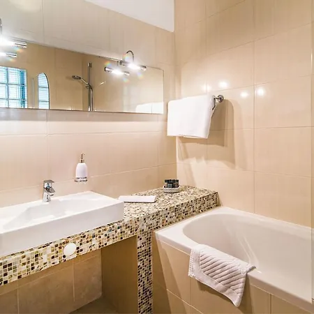 Hotell Magnificent In With Swimming Pool 3*