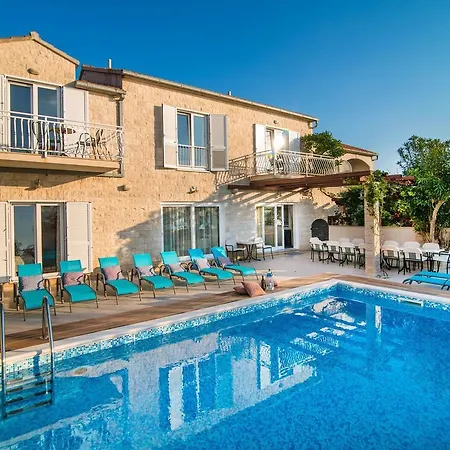 Hotel Magnificent In With Swimming Pool San Pietro di Brazza