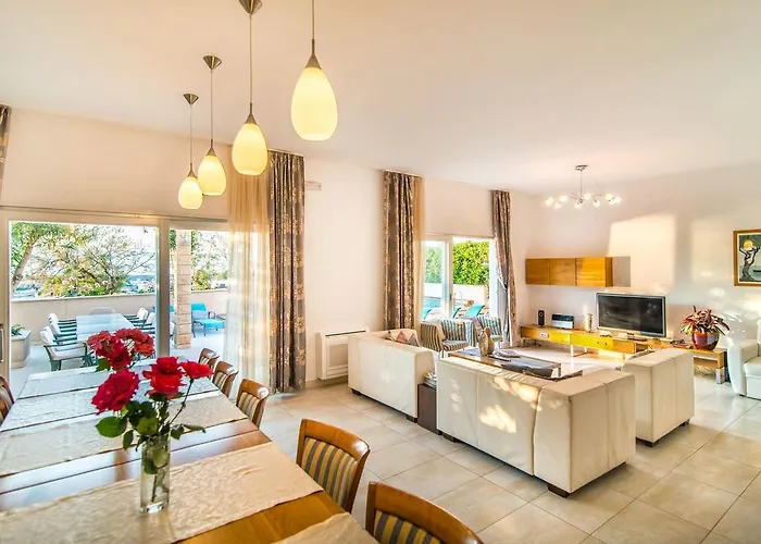 Magnificent In With Swimming Pool 苏佩塔尔