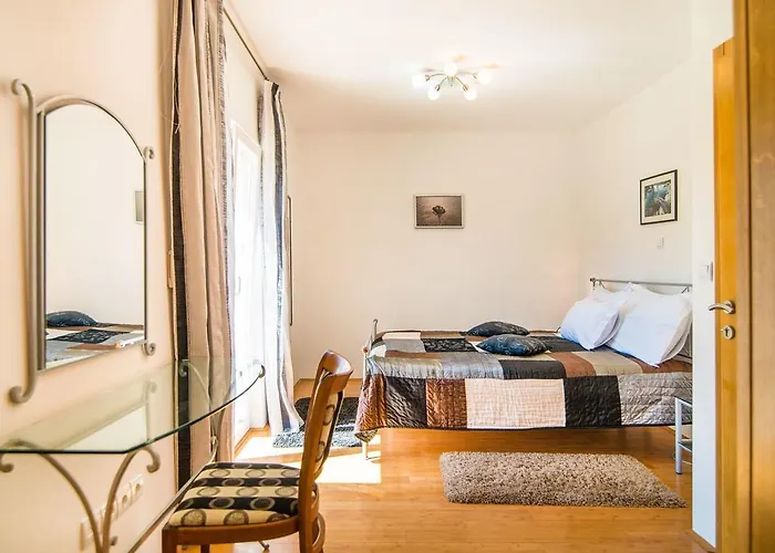 Magnificent In With Swimming Pool 苏佩塔尔