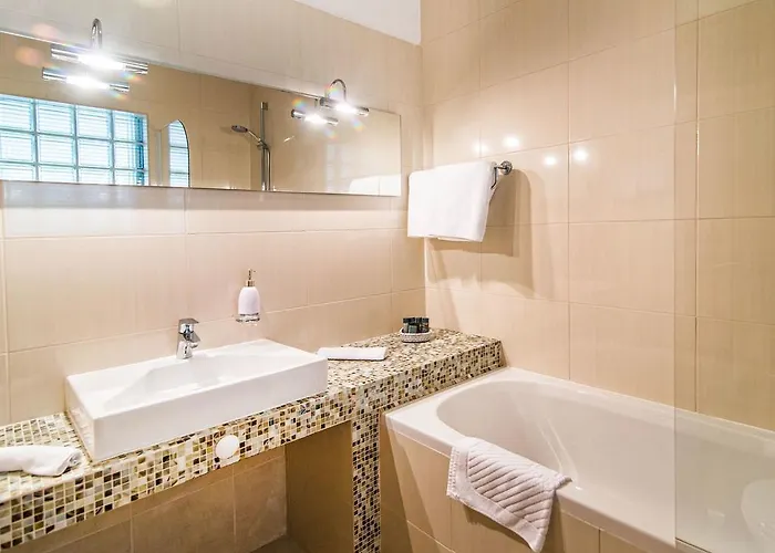 酒店 Magnificent In With Swimming Pool 3*