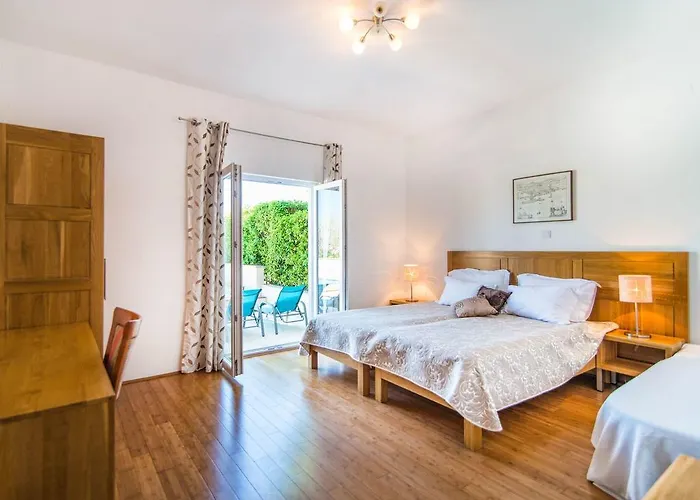 Magnificent In With Swimming Pool 苏佩塔尔